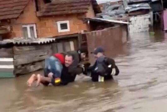 (Видео) Големи поплави во Кичево, ЦУК на терен