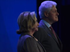 Клинтонови ќе сведочат за врските со Епстин по заканата со санкции