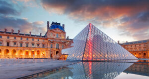 Макрон ја прифати оставката на директорката на Лувр по кражбата на накит