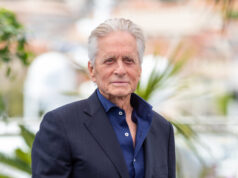 (Видео) На 81 година, Мајкл Даглас вози санки по Арктикот и спие во хотел од мраз