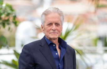 (Видео) На 81 година, Мајкл Даглас вози санки по Арктикот и спие во хотел од мраз