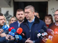 „Мицкоски со авионот се плаши за својот живот, а не за животите на своето семејство?!“, прашува СДСМ