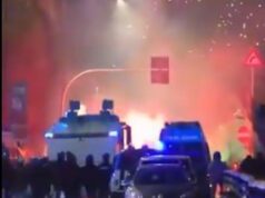 (Видео) Протести против Зимските олимписки игри во Милано: демонстрантите фрлаа димни бомби и шишиња кон полицијата