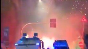 (Видео) Протести против Зимските олимписки игри во Милано: демонстрантите фрлаа димни бомби и шишиња кон полицијата