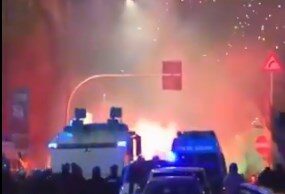 (Видео) Протести против Зимските олимписки игри во Милано: демонстрантите фрлаа димни бомби и шишиња кон полицијата