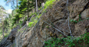 Одрон во должина од 80 метри на патот Скопје-Велес: сообраќајот кај Сопот се одвива по една лента