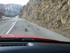 Поради одрон на патниот правец Катланово – Велес, сообраќајот се одвива по една коловозна лента