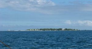 (Видео) Јутјубер тврди дека е следен откако влегол на островот на Епстин за да направи снимка