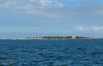 (Видео) Јутјубер тврди дека е следен откако влегол на островот на Епстин за да направи снимка