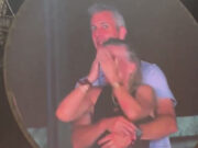 (Фото) Се сеќавате ли на љубовницата од концертот на „Колдплеј“: таа сега ужива во животот