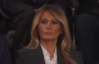 (Видео) Деловниот стил добива нова димензија, Меланија Трамп носи совршено одело