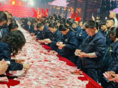 (Видео) Кинеска компанија им стави 26 милиони долари кеш на маса на работниците да земе кој колку сака