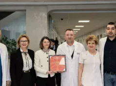 Амбасадорката на Северна Македонија Агнеза Руси Поповска ја награди болницата „Н. И. Пирогов“ за спасувањето на најтешко повредените деца и млади по трагедијата во Кочани