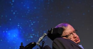 (Фото) Во документите на Епстин, објавена фотографија од Хокинг додека позира со две девојки, семејството тврди: Тоа се негователки