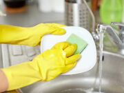 Истражување открива колку често треба да се менува сунѓерот за миење садови