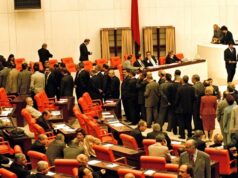 (Видео) Тепачка во турскиот парламент додека новиот министер за правда полагаше заклетва