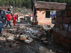 (Фото) Помош за настраданото население од поплавите во Кичево, Гостивар и Скопје, 200 волонтери и вработени на Црвениот крст ангажирани на терен