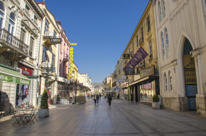 bitola-shirok-sokak-depositphotos_255656916_l