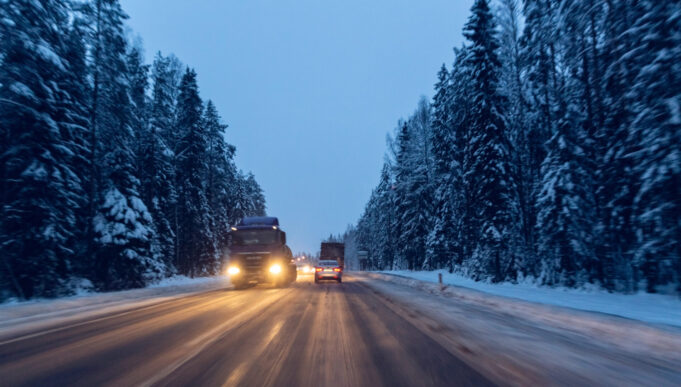 pat-sneg-soobrakaj-kamioni-depositphotos_271981798_xl