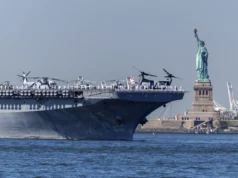 Американскиот воен брод „Триполи“ забележан во близина на Сингапур на пат кон Блискиот Исток