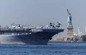 Американскиот воен брод „Триполи“ забележан во близина на Сингапур на пат кон Блискиот Исток