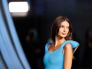 (Видео) Емили Ратајковски во секси издание на Неделата на модата во Париз