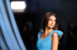 (Видео) Емили Ратајковски во секси издание на Неделата на модата во Париз