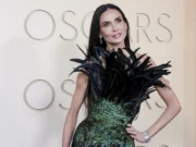 (Видео) Деми Мур издоминира на црвениот тепих на Оскарите во драматичен фустан од Гучи