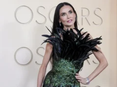 (Видео) Деми Мур издоминира на црвениот тепих на Оскарите во драматичен фустан од Гучи