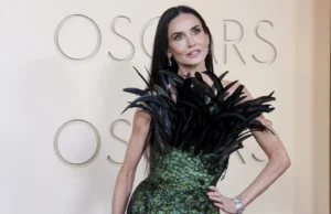 (Видео) Деми Мур издоминира на црвениот тепих на Оскарите во драматичен фустан од Гучи
