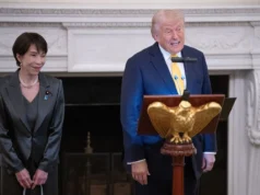 (Видео) Трамп ѝ покажа на јапонската премиерка „портрет“ од Бајден