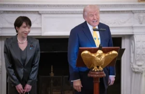 (Видео) Трамп ѝ покажа на јапонската премиерка „портрет“ од Бајден