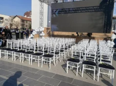 (Фото) 63 празни столчиња за 63 животи поставени во паркот во Кочани