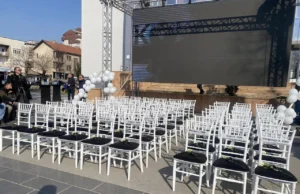 (Фото) 63 празни столчиња за 63 животи поставени во паркот во Кочани