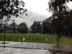 Утре променливо облачно и посвежо време со врнежи од дожд и снег