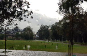 Утре променливо облачно и посвежо време со врнежи од дожд и снег