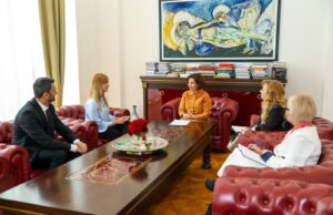 Сиљановска-Давкова со претставници на Фондацијата Роми за Европа и Ромскиот образовен фонд: Образованието е клучен фактор на социјалната мобилност