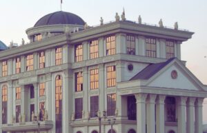 Сè уште не се препорачува евакуација по копнен пат за граѓаните кои се наоѓаат во Катар и Обединетите Арапски Емирати, велат од МНР