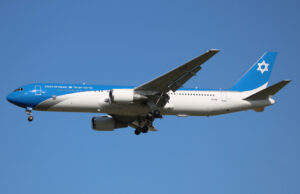 Израелскиот „Ер Форс Уан“ кружеше над Медитеранот со часови: преместен е на безбедно место