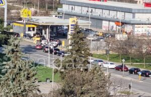 (Фото) Колони возила на бензинските пумпи по објавата на новите цени на горивата