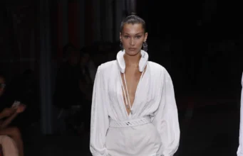 (Фото) Класик без кој не можете оваа пролет: Научете како да комбинирате бела кошула