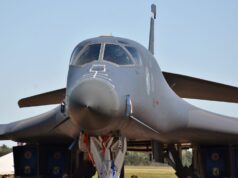 (Видео) Најбрзиот американски бомбардер пристигна во Европа