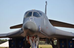 (Видео) Најбрзиот американски бомбардер пристигна во Европа