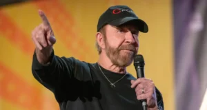 (Видео) Чак Норис објави емотивно видео неколку дена пред неговата смрт: „Јас не стареам“