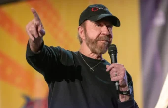 (Видео) Чак Норис објави емотивно видео неколку дена пред неговата смрт: „Јас не стареам“