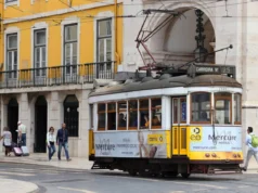 (Видео) Се запали трамвај во Милано