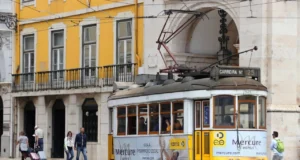 (Видео) Се запали трамвај во Милано