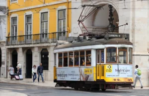 (Видео) Се запали трамвај во Милано