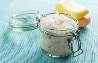 Фенг шуи совет: Крупна сол покрај креветот може да помогне за мирен сон