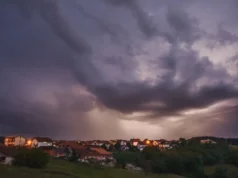 Силно невреме ја погоди и Словенија, илјадници домаќинства без струја